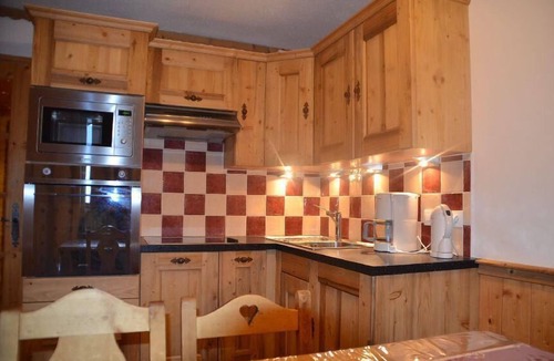 Les Menuires Apartment | 150m from shops, 2nd floor, balcony, tv, ski locker, 34m², Les Menuires