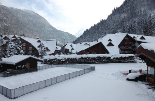 Les Contamines-Montjoie Apartment | 1st floor, view swimming pool/mountain, swimming pool, balcony, parking, tv, ski locker, 42m²
