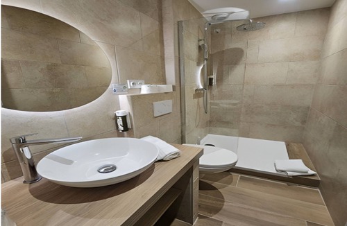 Sanary-sur-Mer Hotel | 2 Bright Coastal Single Stay Close to the Marina and Town Center