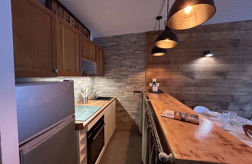 Meribel Apartment | 2-Room Apartment, Cabin, Balcony, Near Slopes, 6 Pers