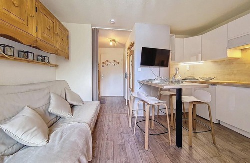 Les Bruyeres Apartment | 200m from resort center, 7th floor, balcony, tv, ski locker, 23m², Les Menuires