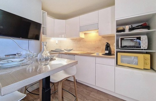 Les Bruyeres Apartment | 200m from resort center, 7th floor, balcony, tv, ski locker, 23m², Les Menuires