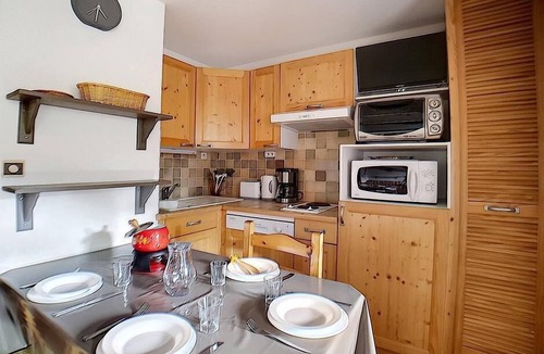 Les Bruyeres Apartment | 200m from resort center, 2nd floor, tv, ski locker, 23m², Les Menuires