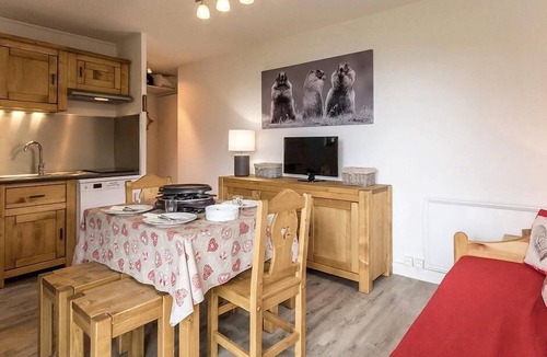 Les Bruyeres Apartment | 200m from resort center, 1st floor, balcony, tv, ski locker, 30m², Les Menuires