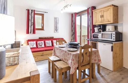 Les Bruyeres Apartment | 200m from resort center, 1st floor, balcony, tv, ski locker, 30m², Les Menuires