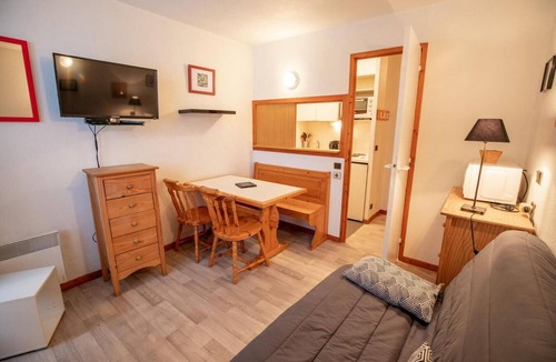 Valfrejus Apartment | 20m from resort center, 4th floor, view mountain, balcony, parking, tv, ski locker, 20m², Valfréjus