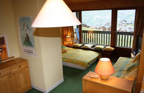 Tignes le Lac Apartment | 20m from resort center, 3rd floor, view lake, balcony, tv, ski locker, 70m², Tignes