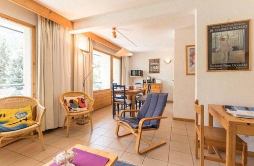 La Salle-les-Alpes Apartment | 260m from resort center, 3rd floor, swimming pool, balcony, 55m², Serre Chevalier