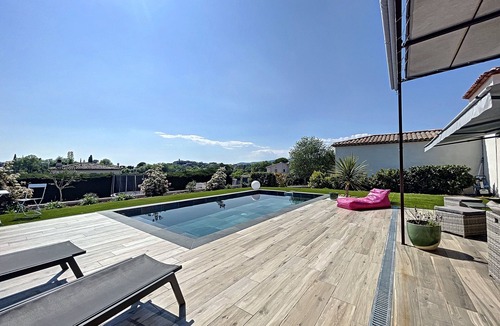 Chateauneuf-Grasse Villa | 4 bedroom villa 140m2 bungalow not overlooked, quiet pool +garden