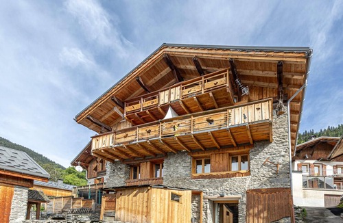 Bozel Ski Chalet | 5★ Chalet for 8 — Vanoise & Courchevel — Private Sauna — Garden Terrace
