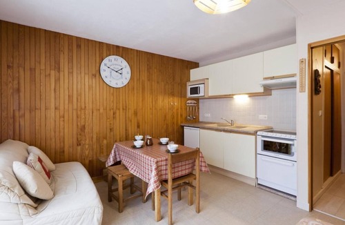Brides-les-Bains Apartment | 50m from resort center, 5th floor, view mountain, balcony, parking, tv, 31m², Brides Les Bains