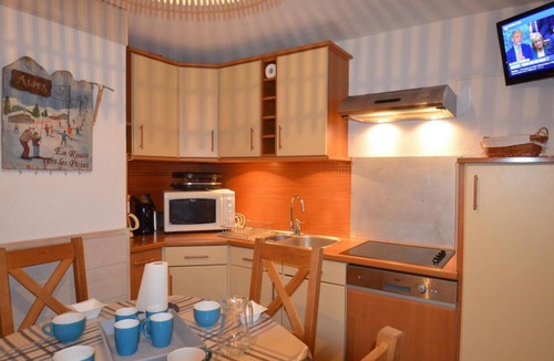 Les Bruyeres Apartment | 50m from shops, 5th floor, tv, ski locker, 26m², Les Menuires