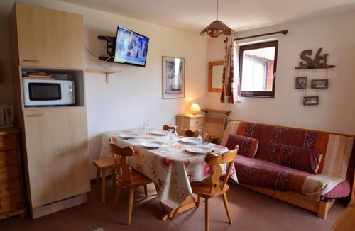 Les Bruyeres Apartment | 50m from shops, 6th floor, tv, ski locker, 28m², Les Menuires