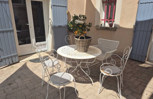 Jonquieres Apartment | A 58 m² one-bedroom ground-floor apartment, detached and adjacent to a Provençal villa