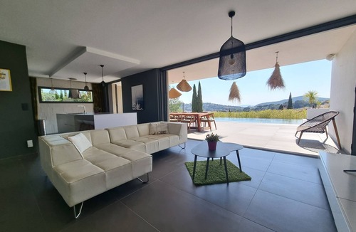Cavalaire-sur-Mer Villa | A beautiful luxury villa in a quiet location 1 km from the beach and town centre
