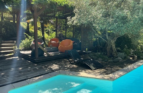 Eauze House | A charming vacation rental nestled in a lush green setting 🌺 Pets welcome🐶