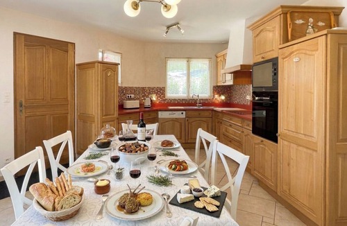 Coarraze House | A quiet place to work remotely in Béarn with Wi-Fi, an office, and a terrace