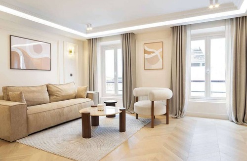 Gaillon Apartment | A Splendid 2-BR/2BA with Services in Opéra
