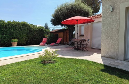 Le Thor House | Air-conditioned house with private pool