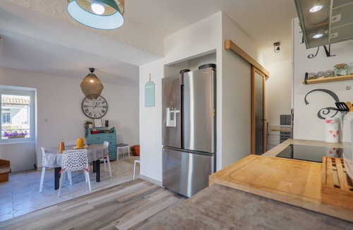 Ruoms House | Air-Conditioned Leoannatim Cottage – Character Home with Enclosed Terrace