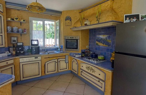 Ventabren House | Air-conditioned Provençal villa with a pool (8 m x 4 m)—a haven of peace.