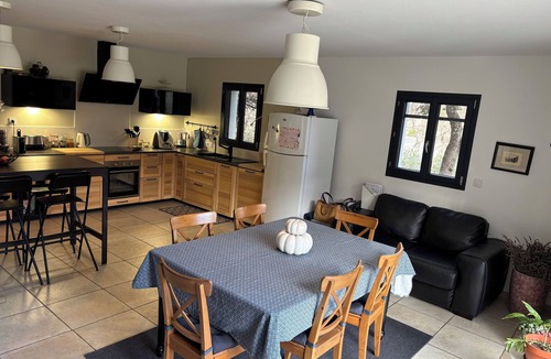 Maubec House | Air-conditioned villa, private swimming pool not shared and heated facing the Luberon .