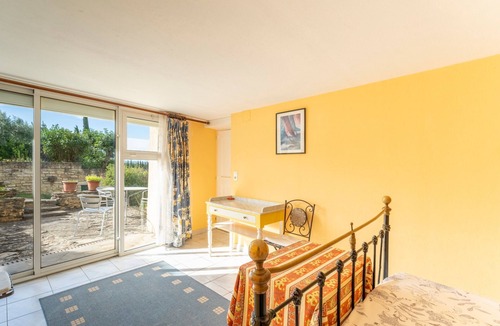 Saint-Pierre-de-Vassols Apartment | Apartment 'Chambre Orange' with Shared Pool, Shared Terrace and Wi-Fi