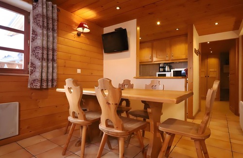 Bonneval-sur-Arc Apartment | Apartment “Chalet La Clavarine” with Mountain View and Wi-Fi