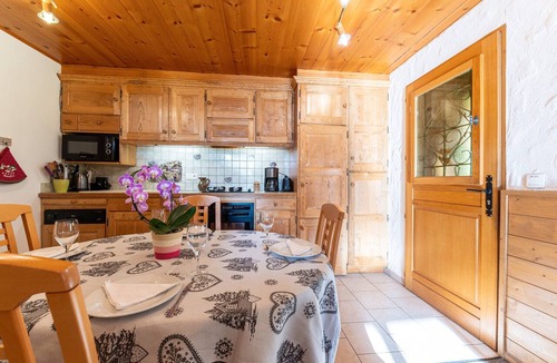 Queige Apartment | Apartment 'Chalet La Vourze' with Private Terrace, Balcony and Wi-Fi