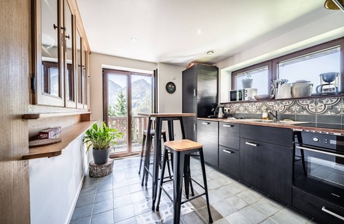 Vacheresse Apartment | Apartment 'Dent d'Oche' with Mountain View, Balcony and Wi-Fi