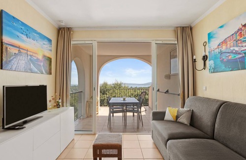 Les Restanques Apartment | Apartment 'Grimaud 4 Personnes Clim Vue Mer' with Sea View, Private Terrace and Air Conditioning