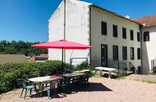 Pontgibaud Apartment | Apartment 'Jusqu'a 8 Couchages' with Private Terrace and Shared Garden