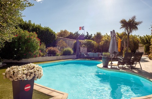 Aix-en-Provence House | Apartment 'Lucerta Bella' with Shared Pool, Wi-Fi and Air Conditioning