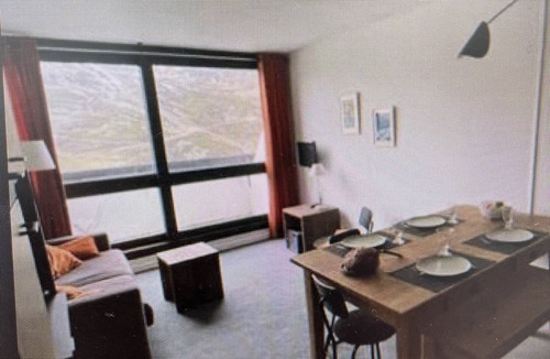 Les Menuires Apartment | Appartement au Brelin - skis on - 2 bedrooms for 6/8 people