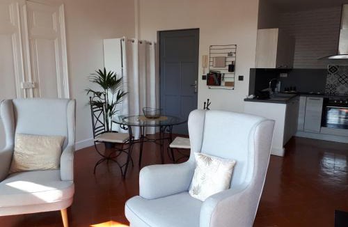 Anatole France Apartment | Appartement avec balcon, bord du canal, Wifi.