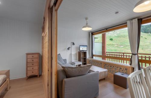 Courchevel Apartment | Appartement moderne avec balcon, wifi, accès pistes à Courchevel - FR-1-563-84