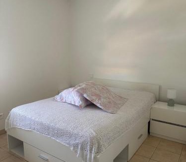 Meze Apartment | Appartement moderne en résidence avec piscine
