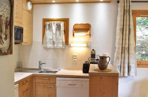 Meribel Centre Apartment | Appartement pour 6, centre Méribel, proche commerces et pistes, piscine l'été - FR-1-180-303