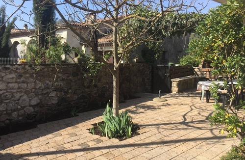 Vals-les-Bains House | Apt f2 on the ground floor of villa, garden, barbecue 450m from the town center and shops.