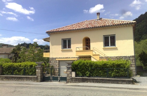 Vals-les-Bains House | Apt f2 on the ground floor of villa, garden, barbecue 450m from the town center and shops.