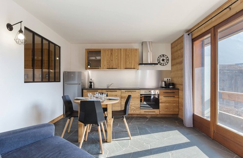 Les Praz-de-Chamonix Apartment | Apt Flégère & Golf Modern 1BR for 4 near ski lift, Chamonix, France