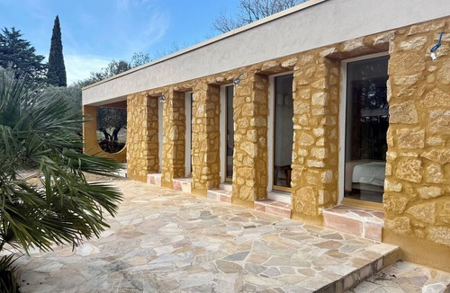 Uchaux Villa | Architect-designed villa · 5 suites · Sleeps 13 · Pool & large garden