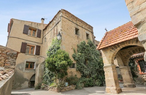 Villelongue-d'Aude Bed & Breakfast | At Château de Villelongue, Troglodyte, Aude, Cathar Country, pets are welcome.