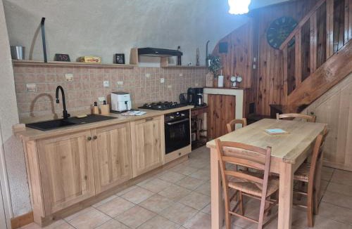 Villeneuve House | Au Pied des Remparts - Auvergne Gites 63