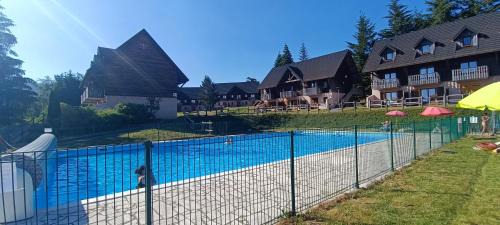Besse-et-Saint-Anastaise Apartment | Au RDC Appartement 5 Personnes Terrasse Piscine