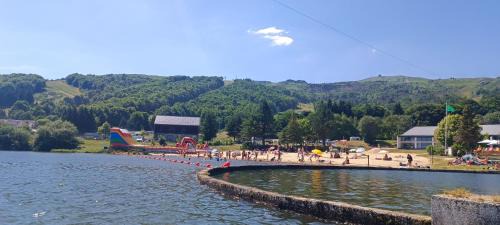 Besse-et-Saint-Anastaise Apartment | Au RDC Appartement 5 Personnes Terrasse Piscine