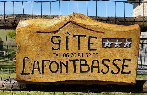 Omps House | Authentic farmhouse near a lake and the Cantal mountains.