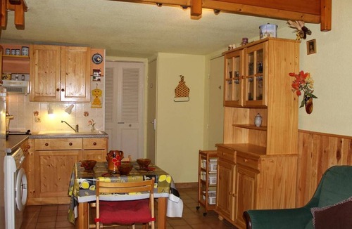 Gruissan House | Beachside Getaway with Pool - Sleeps 5, BBQ, Veranda, Parking - Gruissan