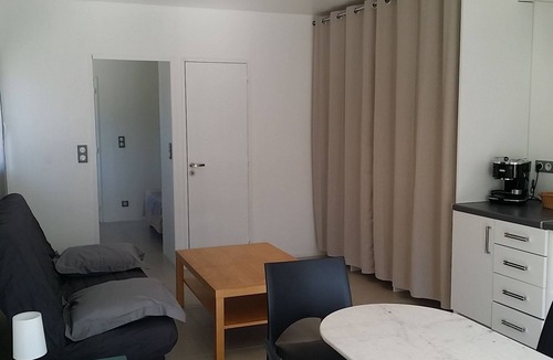 Villeneuve-les-Avignon Apartment | Beautiful T2 "Air conditioned and heated summer pool" in DRC modern villa