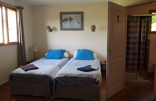 Hauterives Bed & Breakfast | Bed and Breakfast 'Chevreuil' with Shared Pool, Shared Garden and Wi-Fi